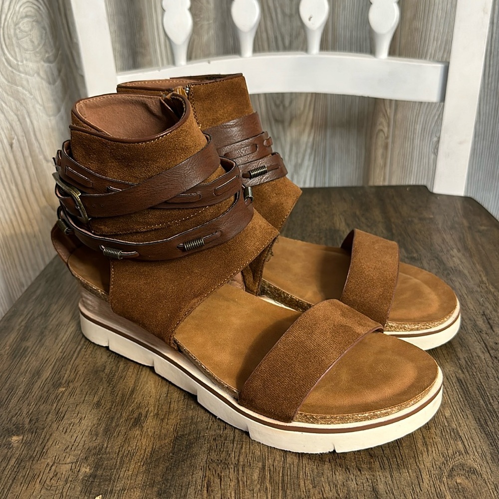 Pierre Dumas size 10 sandals